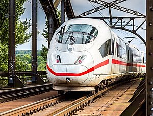 InterCity auf Brücke