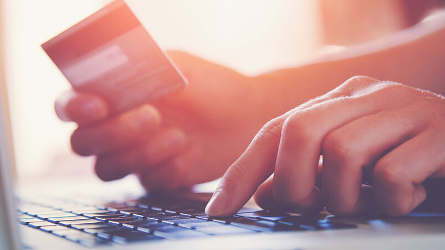 Kunde zahlt online mit Kreditkarte
