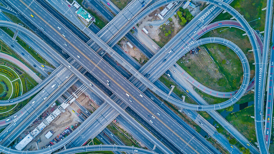 Mehrspurige Auf- und Abfahrt einer Autobahn von oben