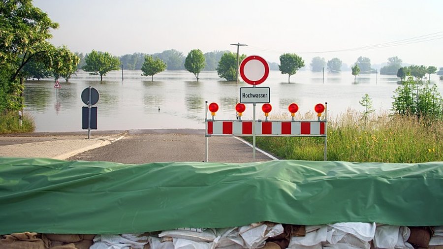 Hochwasser gesperrte Straße