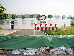 Hochwasser gesperrte Straße