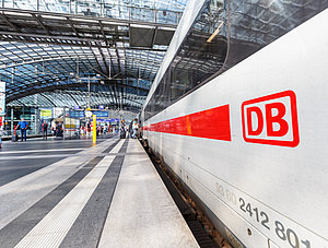 Zug der DB, stehend im Bahnhof Berlin