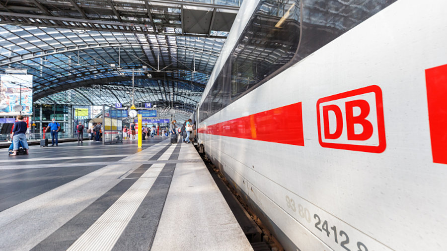 Zug der DB, stehend im Bahnhof Berlin