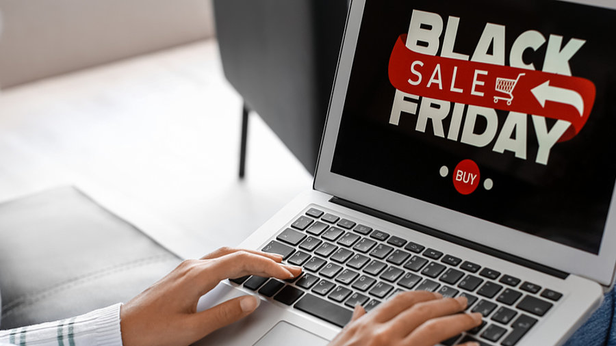 Frau mit Laptop beim Black Friday Sale