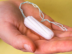 Tampon in einer Hand