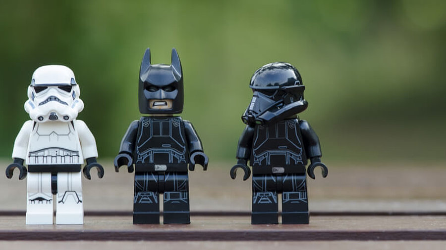 Lego-Figuren: Star-Wars-Stormtrooper und Batman stehen nebeneinander