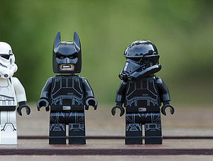 Lego-Figuren: Star-Wars-Stormtrooper und Batman stehen nebeneinander