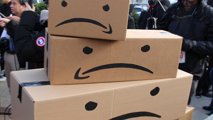 Traurige Amazon Kartons