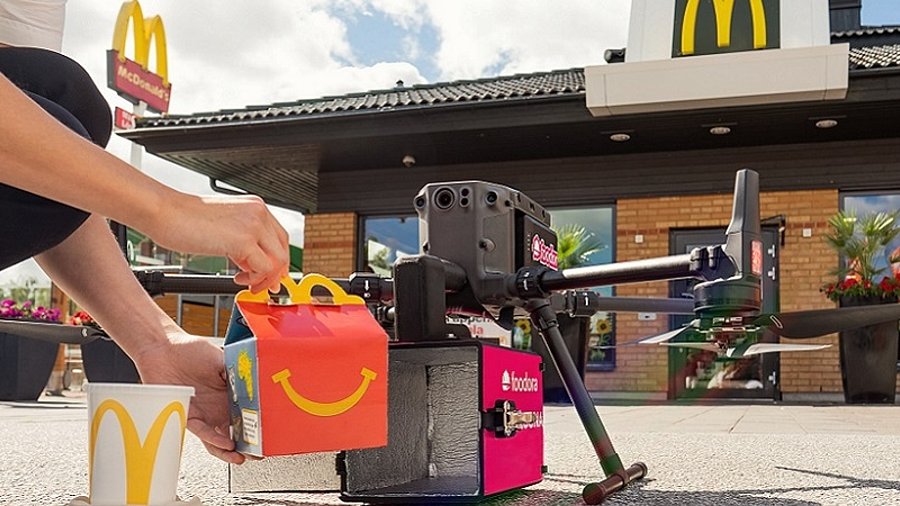 Foodora-Drohne vor McDonalds