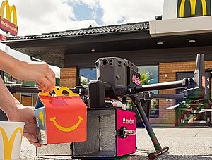 Foodora-Drohne vor McDonalds