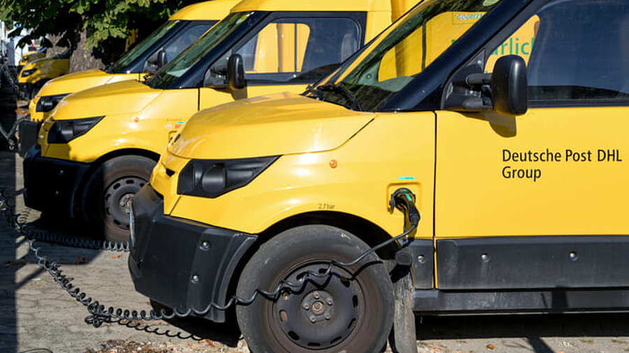 StreetScooter an Ladesäule Deutsche Post