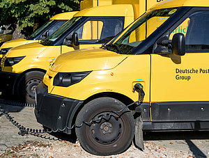 StreetScooter an Ladesäule Deutsche Post