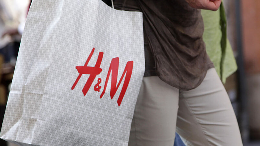 Kunde mit H&amp;M-T&uuml;te