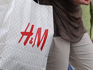 Kunde mit H&amp;M-T&uuml;te