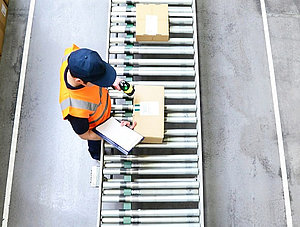 Versandmitarbeiter am Flie&szlig;band