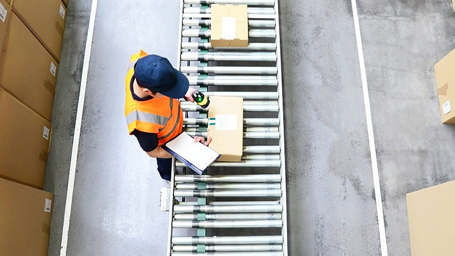 Versandmitarbeiter am Flie&szlig;band