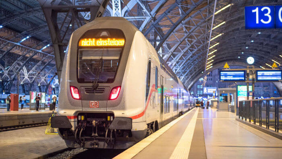 ICE der Deutschen Bahn mit „Nicht einsteigen“-Anzeige