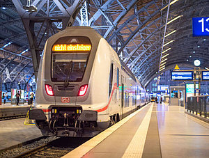 ICE der Deutschen Bahn mit „Nicht einsteigen“-Anzeige