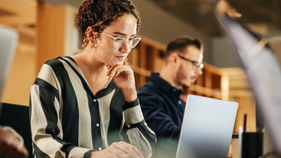 Angestellte arbeiten im B&uuml;ro