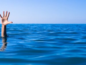 Hand Menschen ertrinken im Meer