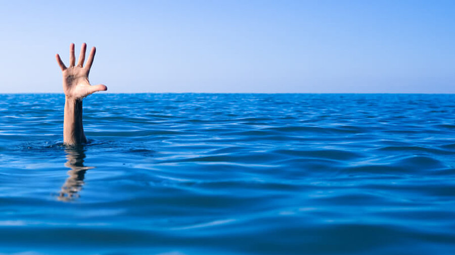 Hand Menschen ertrinken im Meer