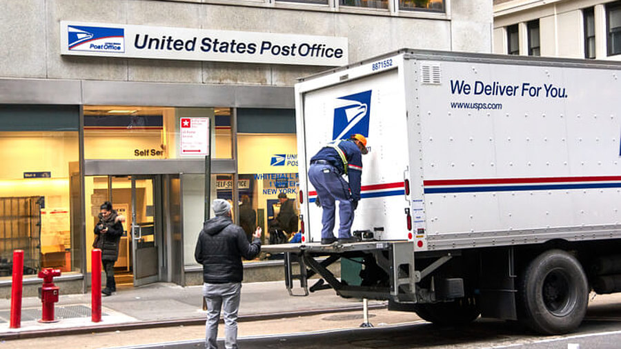 USPS-Lieferauto vor USPS-Filiale