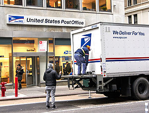 USPS-Lieferauto vor USPS-Filiale