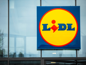 Lidl Logo an einer Filiale des Discounters