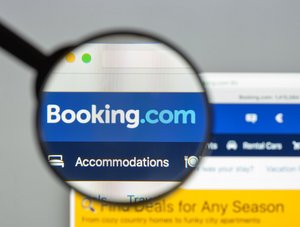 booking.com Webseite mit Lupe