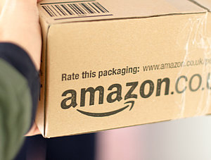 Nahaufnahme, wie ein Amazon-Paketen &uuml;bergeben wird