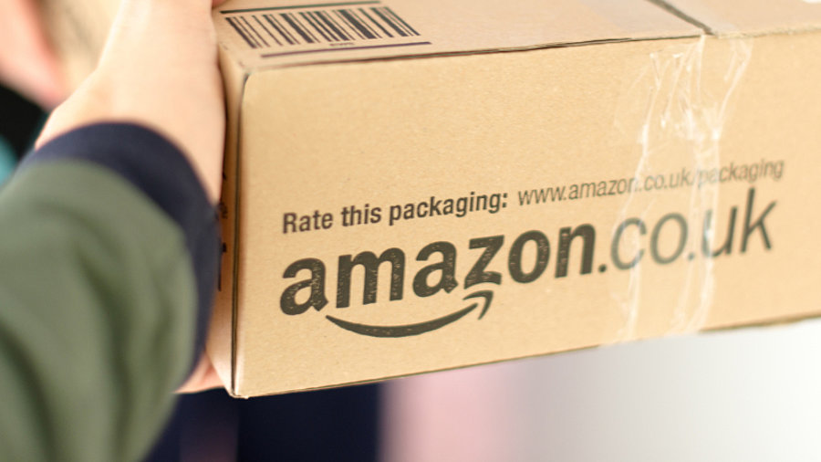 Nahaufnahme, wie ein Amazon-Paketen &uuml;bergeben wird