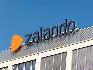 Zalando-Logo auf einem Hausdach