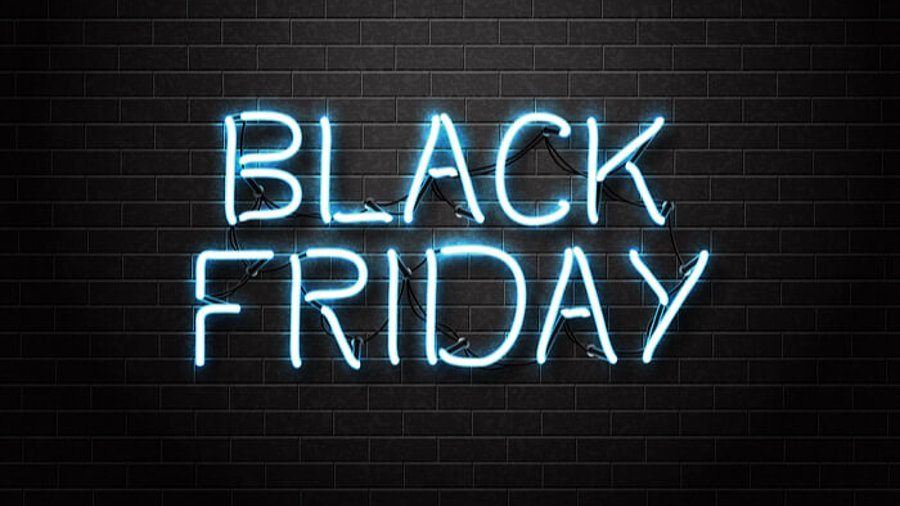 Black Friday in Leuchtschrift auf dunklem Grund