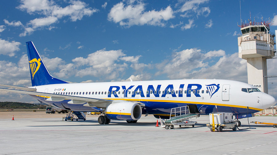 Ryanair-Maschine, die auf Flugplatz wartet