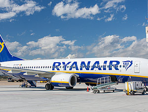 Ryanair-Maschine, die auf Flugplatz wartet