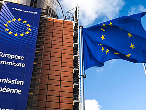 EU-Flaggen vor EU-Kommissionsgeb&auml;ude in Br&uuml;ssel