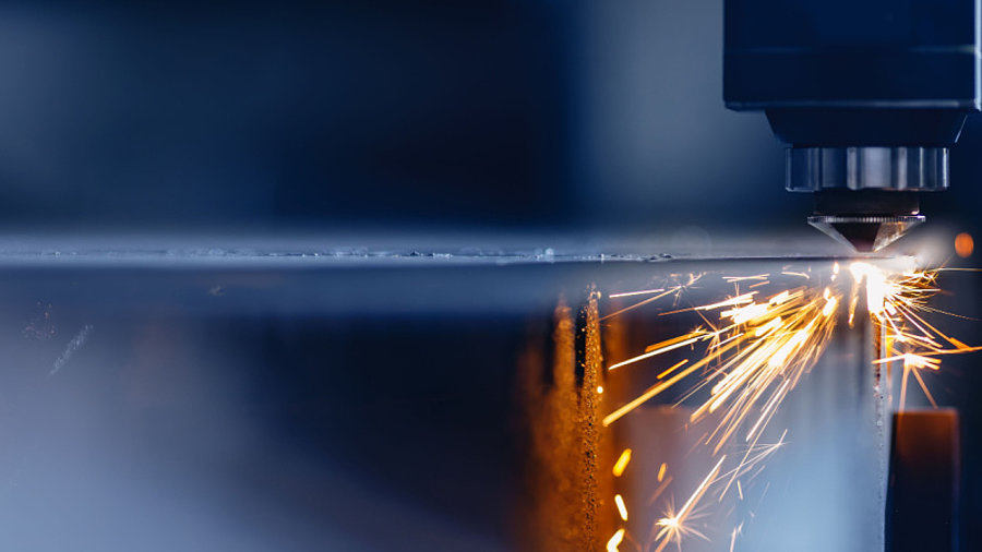 Blauer Laser CNC-Schnitt aus Metall mit leichtem Funken