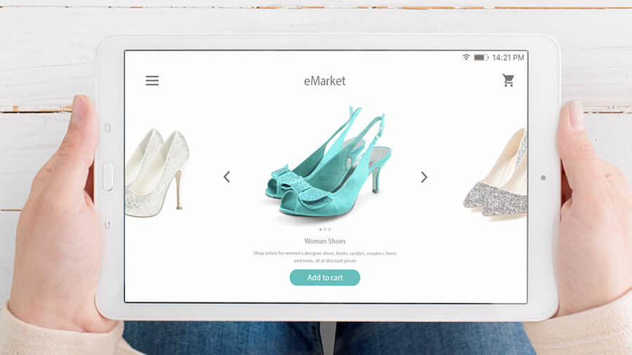 Online-Shopping Schuhe auf Tablet