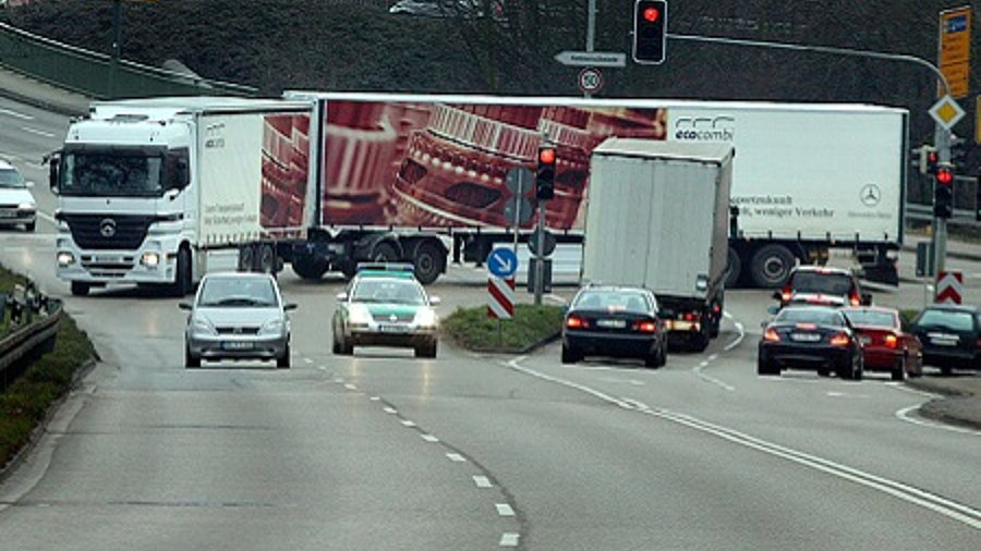 Gigaliner auf Straße