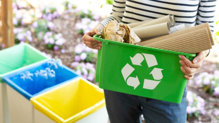 Frau hält Behälter für Recycling