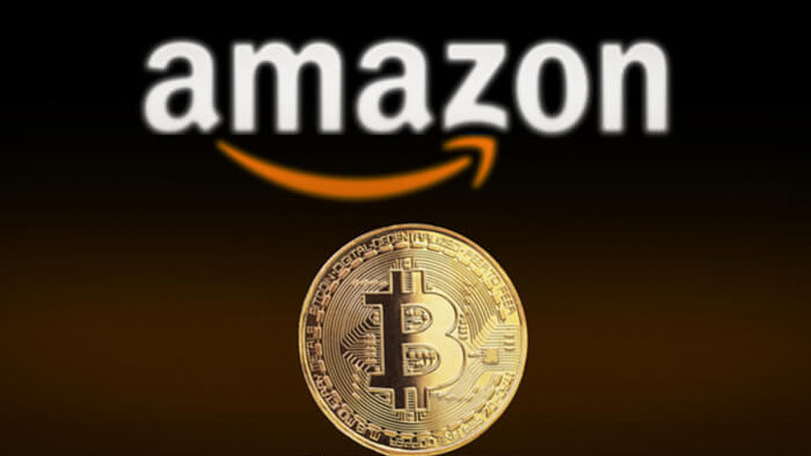 Physischer Bitcoin, ein Amazon-Logo im Hintergrund 