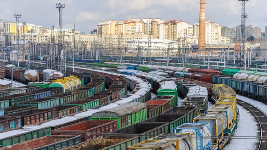 Züge und Güterwagen in Lwiw, Ukraine, im Januar