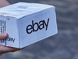 Paket mit Ebay-Logo