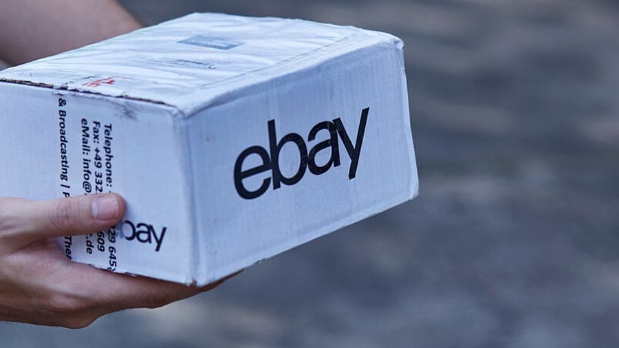 Paket mit Ebay-Logo