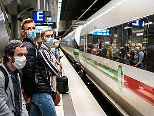 Bahnhof Reisende Zug