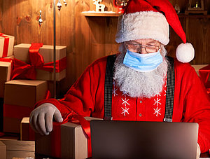 Weihnachtsmann mit Laptop