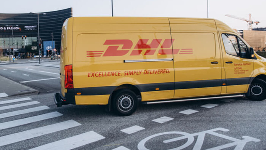 DHL-Wagen auf Radweg