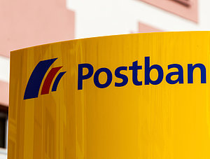 Postbank Logo vor Geb&auml;ude