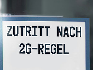 Schild, welches auf den Zutritt unter 2-G-Bedingungen hinweist