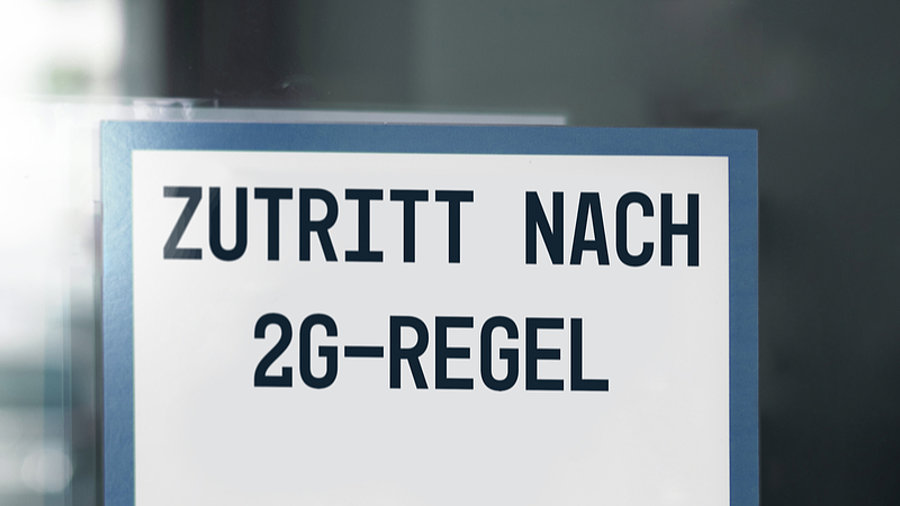 Schild, welches auf den Zutritt unter 2-G-Bedingungen hinweist